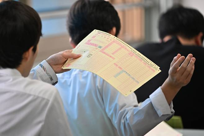 대학수학능력시험(수능)을 앞두고 수험생 유의 사항이 안내됐다. 사진은 지난달 15일 광주 서구 광덕고등학교에서 치러진 10월 고3 전국연합학력평가에서 고3 수험생들이 답안지를 받는 모습. /사진=뉴시스