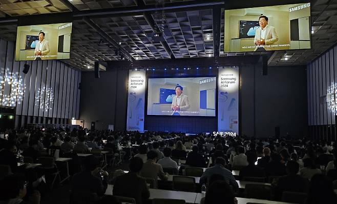 '삼성 AI 포럼 2024'에서 개회사를 하고 있는 삼성전자 한종희 대표이사 부회장. / 사진=삼성전자