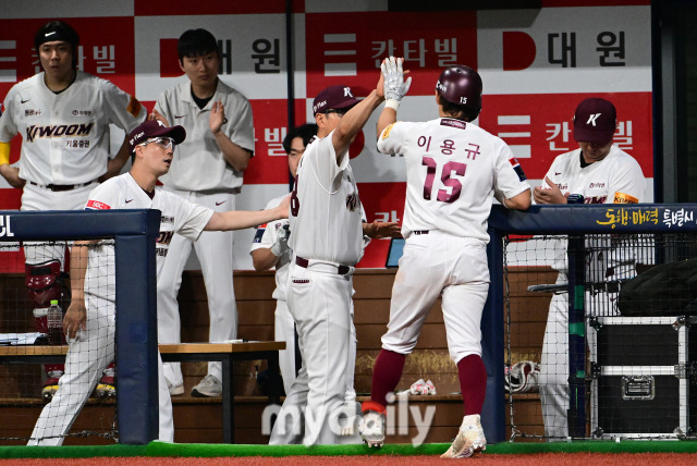 2024년 7월 27일 서울 고척스카이돔에서 '2024 신한 SOL Bank KBO리그, KIA 타이거즈와 키움 히어로즈의 경기가 열렸다. 키움 3루 주자 이용규가 8회말 1사 2.3루서 도슨의 중견수 희생플라이 때 홈을 밟고 기뻐하고 있다./마이데일리