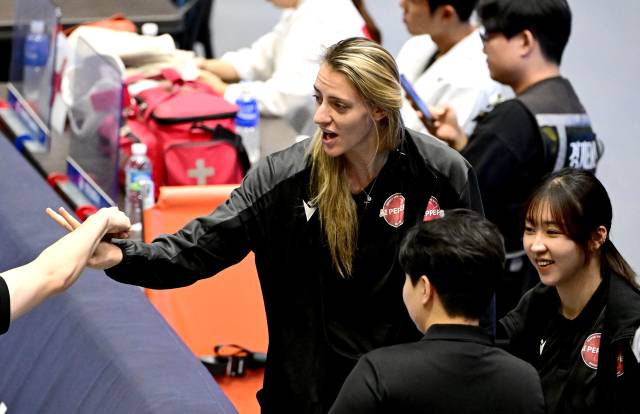 테일리 프리카노가 경기 전 팀 동료들과 하이파이브를 하고 있다 / KOVO(한국배구연맹)