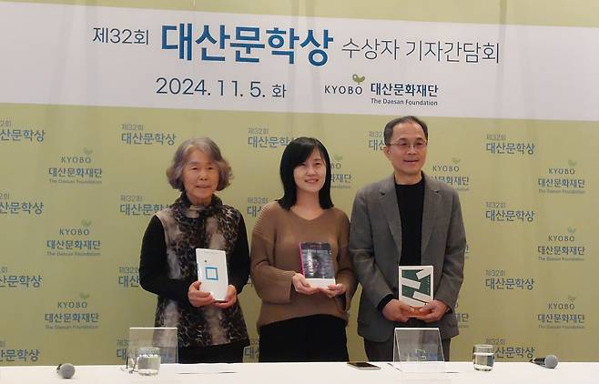 제32회 대산문학상 수상자로 선정된 강은교 시인(왼쪽부터), 김희선 작가, 서영채 평론가가. [연합]