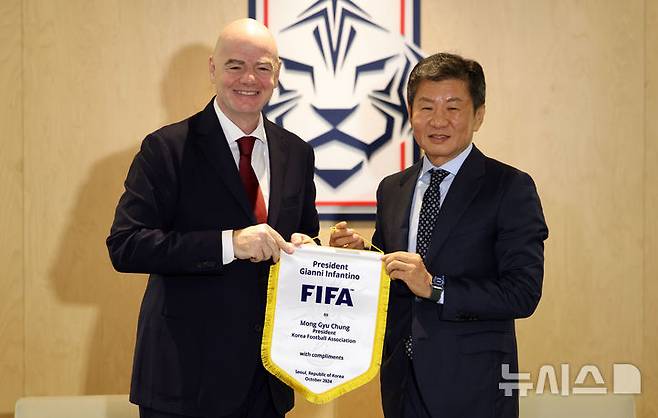 [서울=뉴시스] 김선웅 기자 = 잔니 인판티노 국제축구연맹(FIFA) 회장이 지난달 28일 서울 종로구 축구회관을 방문해 정몽규 대한축구협회 회장과 접견하며 페넌트를 선물받고 있다. 2024.10.28. mangusta@newsis.com