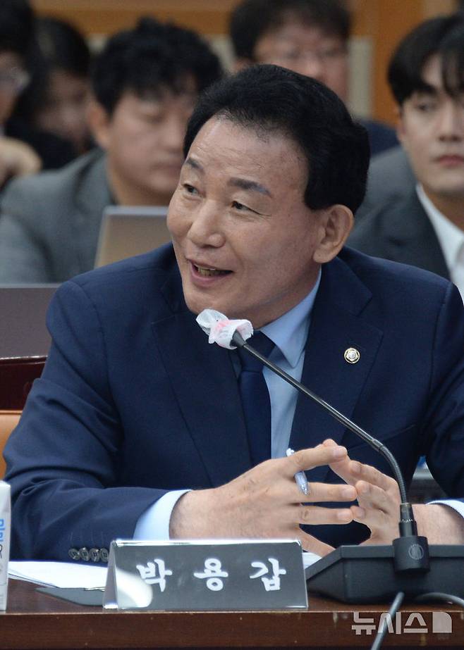 [전주=뉴시스] 김얼 기자 = 박용갑 더불어민주당 국회의원이 14일 전북 전주시 전북특별자치도청 대회의실에서 열린 '2024년 국회 국토교통위 국정감사'에 참석해 발언하고 있다. 2024.10.14. pmkeul@newsis.com