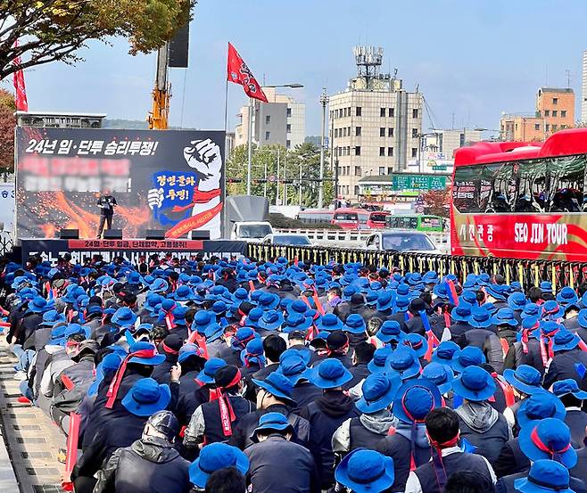 [서울=뉴시스] 지난 28일 현대트랜시스 노조원 등 1000여명이 현대차, 기아 양재사옥 앞에서 대대적인 집회를 진행하는 모습 (사진=독자제공) 2024.11.1 photo@newsis.com *재판매 및 DB 금지