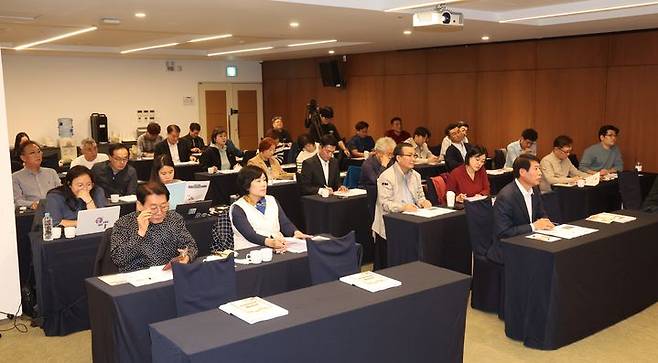 [전주=뉴시스]전북 전주시의회는 5일 행정사무감사와 내년 예산안 심사를 앞두고 의정활동에 필요한 전문지식 습득 등을 위한 연찬회를 개최했다고 밝혔다.(사진=전주시의회 제공) *재판매 및 DB 금지