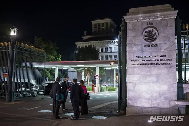 [제네바=AP/뉴시스]세계무역기구(WTO)가 도널드 트럼프 전 미국 대통령이 백악관으로 돌아올 가능성에 대비해 사무총장 선거를 두 달 앞당겼다는 의혹에 휩싸였다. 사진은 2022년 6월17일(현지시각) 스위스 제네바 소재 WTO 본부 입구에 조명이 켜진 모습. 2024.11.05.