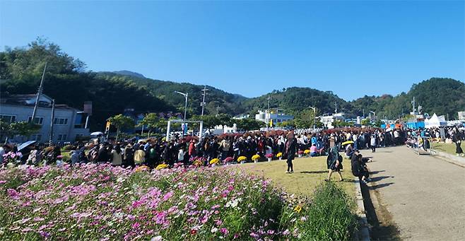 통영 어부장터 축제 입장 대기줄. X 캡처