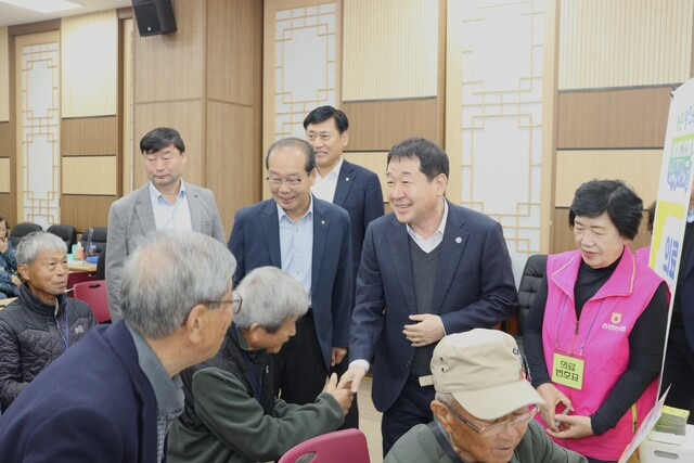 이재영 충북 증평군수(오른쪽 두번째)가 배종록 증평농협 조합장 등 관계자와 함께 ‘농촌 왕진버스’에서 어르신의 안부를 살피고 의료진과 봉사자를 격려하고 있다.