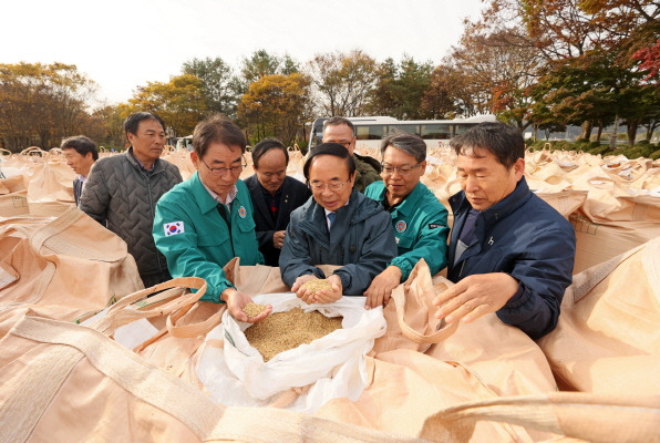 ▲심민 전북자치도 임실군수가 11월 5일 사선대 주차장에서 관계자들과 2024년산 공공비축미곡 건조벼 품질을 살펴보고 있다. ⓒ임실군