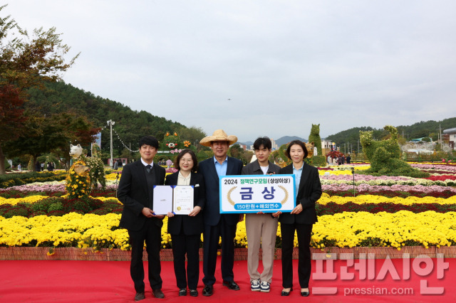 ▲진도군 11월 정례조회가 '2024 보배섬 국화축제장'인 진돗개테마파크에서 열렸다.2024.11.04ⓒ진도군