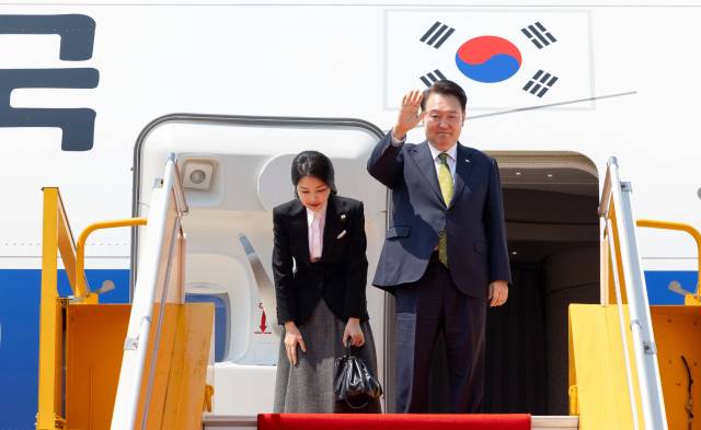 ▲지난달 동남아 3개국 순방 도중 윤석열 대통령 부부가 귀국 전 현지 환송객들과 인사하고 있다. ⓒ연합뉴스