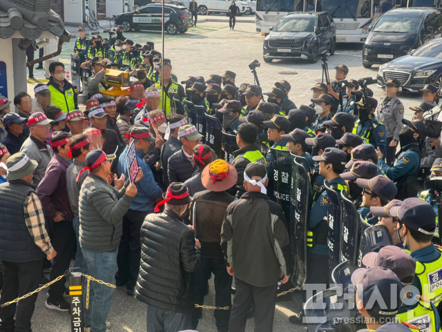 ▲안동시 도산면 녹전면 주민들이 폐기물재활용시설 허가취소와 공사 중단을 요구하는 집회 도중 권기창 시장과의 면담을 요구하며, 안동시청 진입을 시도, 경찰들과 몸싸움을 벌이고 있다. ⓒ 프레시안(김종우 기자)