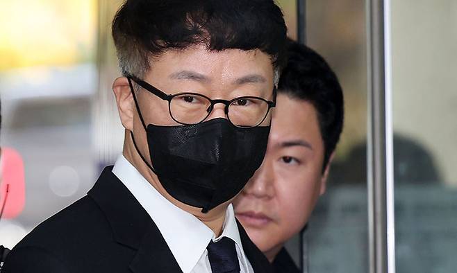 바디프랜드의 경영권 분쟁 사태와 관련해 특정경제범죄 가중처벌 등에 관한 법률 위반(횡령) 혐의를 받고 있는 바디프랜드 창업자 강웅철 전 이사회 의장이 4일 서울 서초구 서울중앙지방법원에서 열린 구속 전 피의자 심문(영장실질심사)에 출석하고 있다. 뉴시스