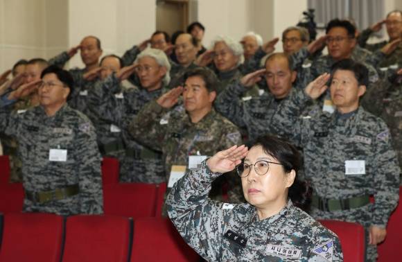 ‘안보에 나이 없다’ - 노인들이 모여 예비병력이 되겠다며 창단한 ‘시니어 아미’ 회원들이 4일 오후 춘천과학화예비군훈련장에서 훈련에 앞서 국기에 경례를 하고 있다. 2024.11.4 연합뉴스