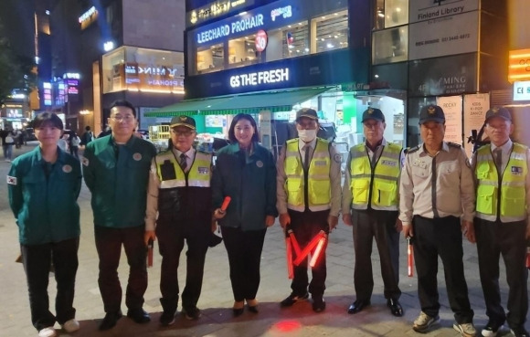 지난 10월 31일 강남구 압구정로데오거리 일대에서 민·관·경 야간 합동 순찰을 실시한 이새날 의원(왼쪽에서 네 번째)