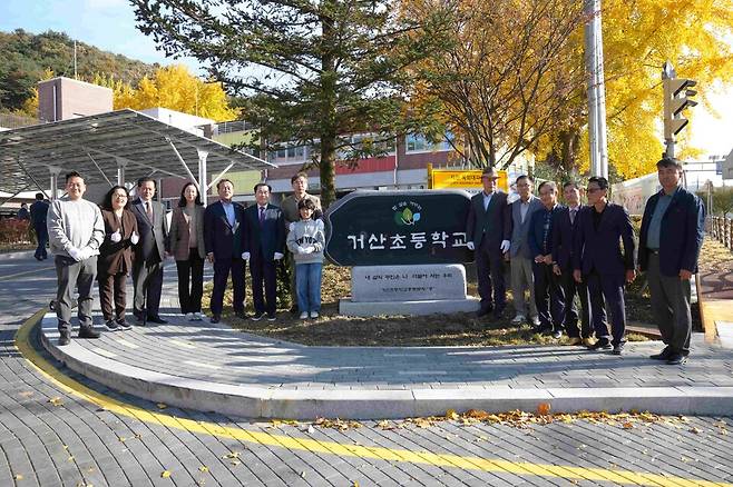 4일 김지철 교육감은 아산 거산초등학교 준공식을 마치고 기념 촬영을 하고 있다. ⓒ충남교육청 제공