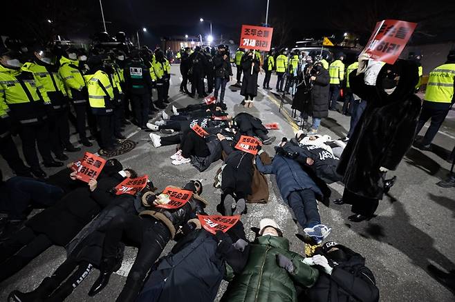 주취감형을 받은 '아동 성범죄자' 조두순이 출소한 2020년 12월12일 오전 구로구 서울남부교도소 앞에서 조두순의 출소를 반대하는 집회 참가자들이 바닥에 누워 길을 막고 있다. ⓒ연합뉴스