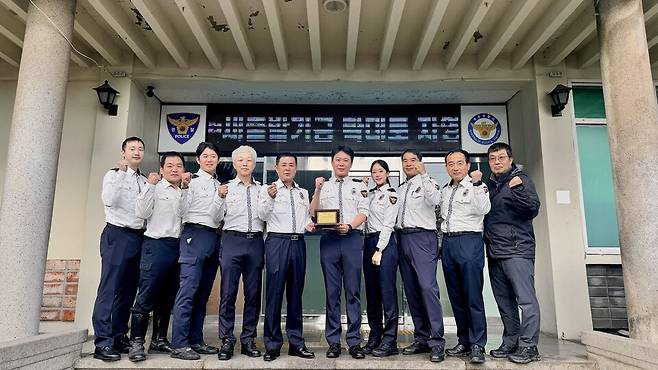 경북경찰청이 주관한 '2024년 3분기 교통업무 평가'에서 '베스트 교통경찰 1위'로 선정된 경주경찰서 교통관리계 직원들이 기념촬영을 하고 있다. ⓒ경주경찰서