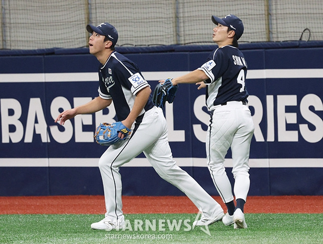 [포토] 김영웅-신민재 '물 샐 틈 없는 내야'