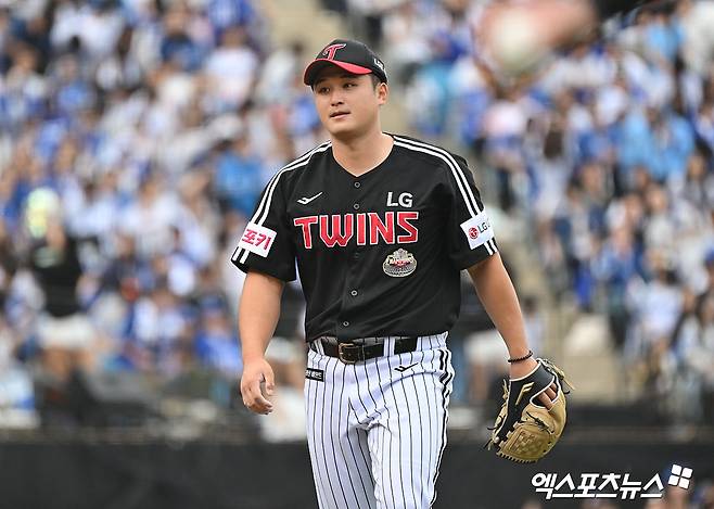 13일 오후 대구삼성라이온즈파크에서 열린 '2024 신한 SOL Bank KBO 포스트시즌' LG 트윈스와 삼성 라이온즈의 플레이오프 1차전 경기, 2회말 수비를 마친 LG 선발투수 최원태가 더그아웃으로 향하고 있다. 엑스포츠뉴스 DB