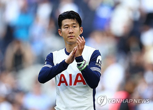 토트넘 홋스퍼는 3일(한국시간) 영국 런던 토트넘 홋스퍼 경기장에서 열린 애스턴 빌라와의 2024-2025시즌 잉글리시 프리미어리그 10라운드 홈경기에서 4-1 역전승을 거뒀다. 이날 부상 복귀전을 가진 손흥민은 후반 11분 조기 교체되자 불만을 드러냈는데 전 토트넘 선수 제이미 래드냅은 손흥민의 행동을 지적했다. 연합뉴스