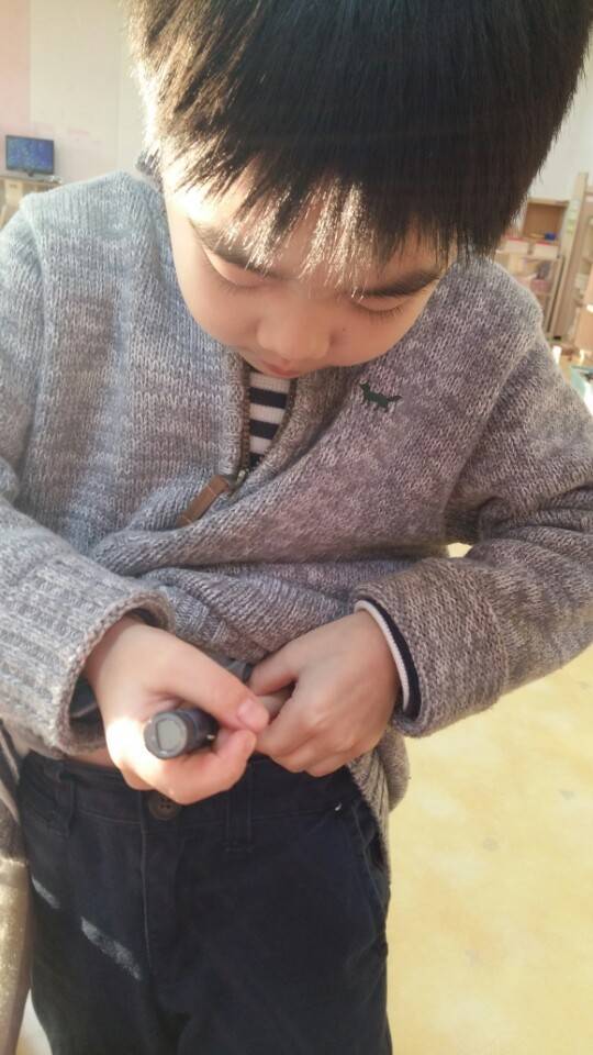 7살 때 스스로 인슐린주사를 하는 김미영 대표의 아들 정소명 군 [본인 제공]
