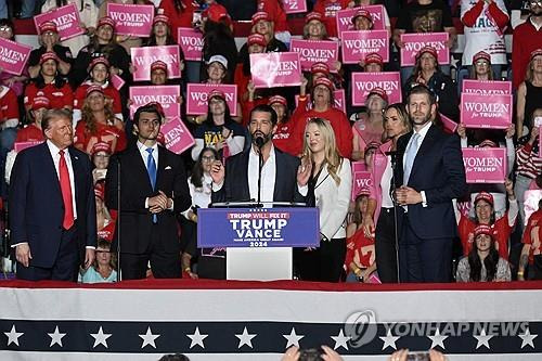 마지막날 유세에 참석한 트럼프 전 대통령 가족들 [리딩[펜실베이니아] AFP=연합뉴스. 재판매 및 DB 금지]