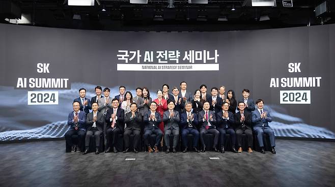 4일 열린 국가 AI 전략 세미나 앞줄 왼쪽 두번째부터 김지현 SK경영경제연구소 부사장, 한순구 연세대 경제학부 교수, 허성욱 정보통신산업진흥원(NIPA) 원장, 유영상 SK텔레콤 CEO, 강도현 과기정통부 2차관, 이원우 서울대 법학전문대학원 교수, 손승현 한국정보통신기술협회(TTA) 회장. [SKT 제공. 재판매 및 DB 금지]