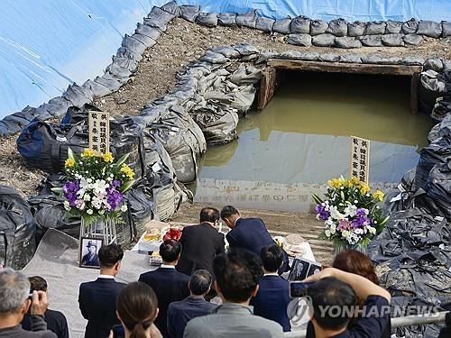 일본 해저탄광 유골 조사 앞 추모집회에 참석한 유족 (우베 교도=연합뉴스) 일제강점기 수몰 사고로 조선인 136명이 목숨을 잃은 해저 탄광인 조세이 탄광의 유골 발굴 조사에 맞춰 지난달 26일 일본 야마구치현 우베시에서 열린 추모 집회. 제단 앞으로는 바닷물에 잠긴 탄광 갱도 입구(갱구)가 보인다. 2024.10.27 sungjinpark@yna.co.kr