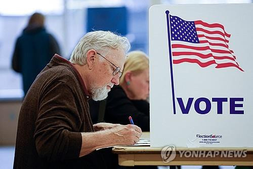 투표하는 미국 유권자 [AFP 연합뉴스 자료사진. 재판매 및 DB 금지]