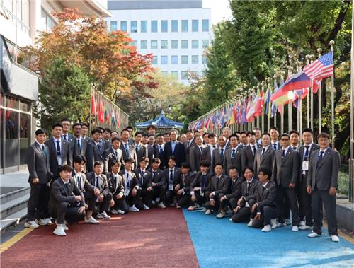 보수교육에 참여한 국기원 해외 파견 사범들이 기념 촬영을 하고 있다. [국기원 제공. 재판매 및 DB 금지]