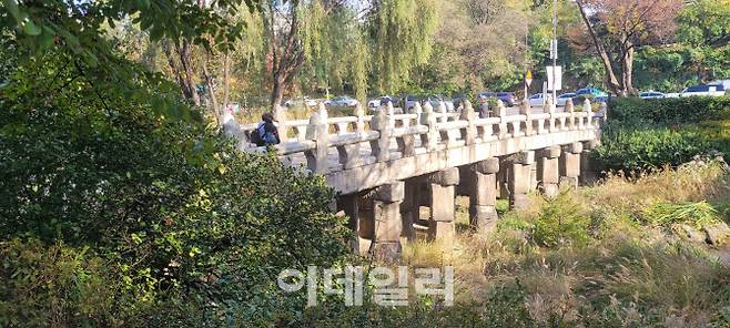 장충단공원 내에 있는 ‘수표교’.