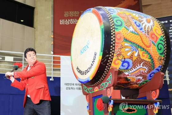 백종원 더본코리아 대표가 6일 오전 서울 영등포구 여의도 한국거래소 홍보관에서 열린 더본코리아 코스피 상장 기념식에 참석해 기념북을 치고 있다. 〈사진=연합뉴스〉