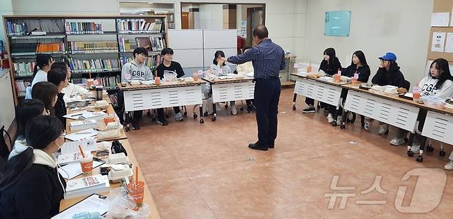 청주외국어고등학교는 학생 맞춤형 진로 역량을 강화하기 위해 '2024 대학 교수와 함께하는 옴니버스 학문탐구교실'을 매주 토요일마다 4시간씩 운영한다.(충북교육청 제공)/뉴스1