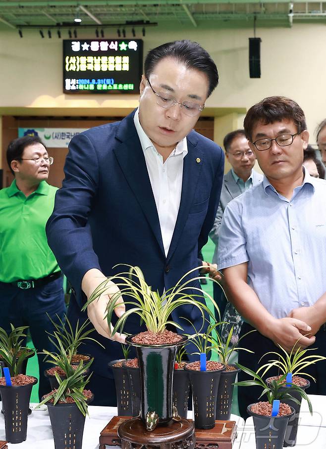 구복규 화순군수(왼쪽 두번째)가 난 명품 박람회 출품작을 살펴보고 있다. ⓒ News1