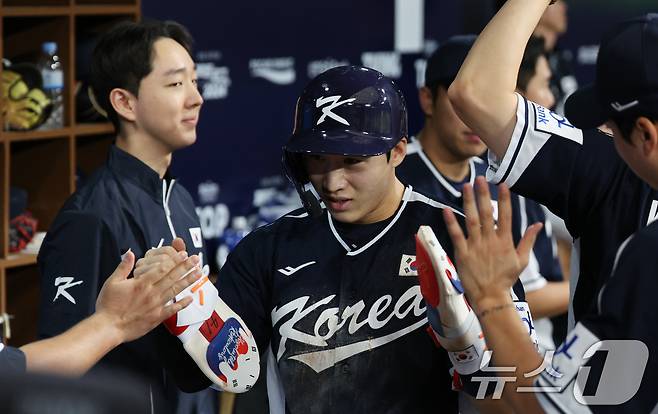 2일 오후 서울 구로구 고척스카이돔에서 열린 '2024 K-BASEBALL SERIES' 대한민국 야구 대표팀과 쿠바 대표팀의 평가전 2차전, 4회초 대한민국 공격 무사 1루 상황에서 1루주자 이주형이 박성한의 1타점 2루타로 득점한 뒤 동료들과 기뻐하고 있다. 2024.11.2/뉴스1 ⓒ News1 장수영 기자