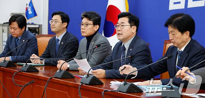 박찬대 더불어민주당 원내대표가 6일 오전 서울 여의도 국회에서 열린 대한민국 주식시장 활성화 TF 1차 회의에 참석해 모두 발언하고 있다. 2024.11.6/뉴스1 ⓒ News1 안은나 기자