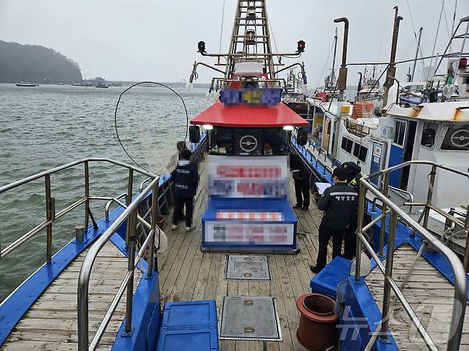 부안해경 변산파출소 경찰관이 승선원 변동 미신고 단속을 하고 있다.(부안해경 제공)2024.11.6/뉴스1