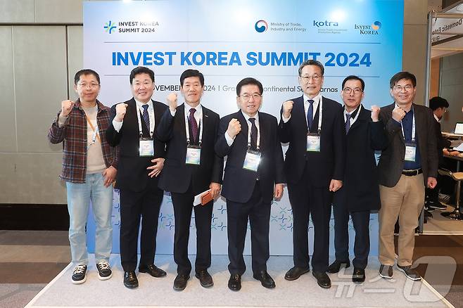 구충곤 광양경제청장(가운데)이 '인베스트 코리아 서밋 2024 (Invest KOREA Summit 2024)'에 참가해 투자유치 활동을 펼치고 있다(광양경제청 제공)2024.11.6/