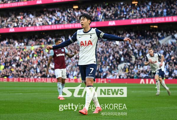 19일 오후 8시30분(한국시각) 영국 런던에 위치한 토트넘홋스퍼 스타디움에서 열린 2024/25시즌 프리미어리그(EPL) 8라운드 토트넘이 웨스트햄 유나이티드를 상대로 4-1 승리한 가운데 손흥민이 골을 넣은 뒤 기뻐하고 있다. 사진┃게티이미지코리아