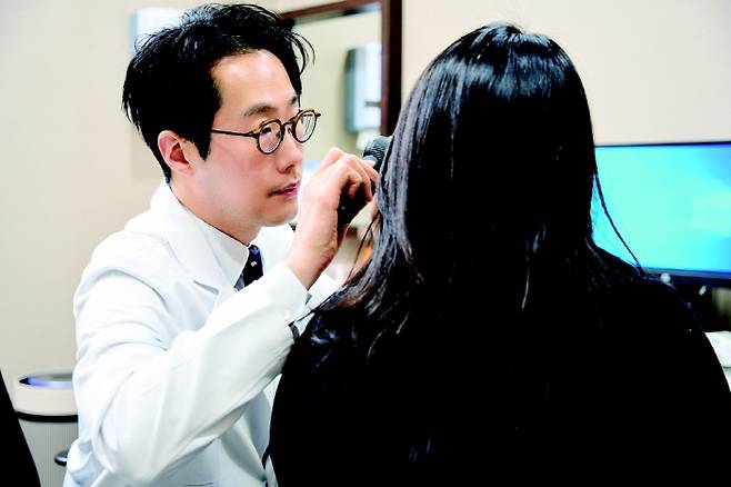 ◇건선 환자의 피부를 살펴보고 있는 강동경희대병원 피부과 권순효 교수. 사진제공=강동경희대병원