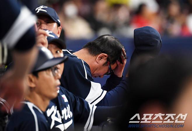 2024 WBSC 프리미어12 대한민국 야구 대표팀과 쿠바 대표팀의 평가전이 2일 서울 고척스카이돔에서 열렸다. 류중일 감독이 생각에 잠겨 있다. 고척=박재만 기자 pjm@sportschosun.com/2024.11.02/