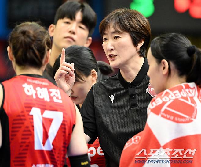 5일 수원체육관에서 열린 V리그 여자부 현대건설과 페퍼저축은행의 경기, 페퍼저축은행 장소연 감독이 작전지시를 하고 있다. 수원=허상욱 기자 wook@sportschosun.com/2024.11.05/