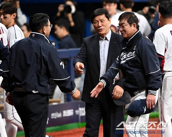 6일 고척스카이돔에서 열린 프리미어12 야구대표팀과 상무의 연습경기, 허구연 KBO 총재가 선수단과 만남을 갖고 있다. 고척=허상욱 기자 wook@sportschosun.com/2024.11.06/