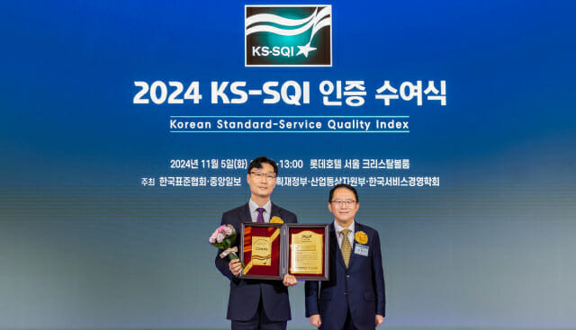 코웨이가 '2024 한국서비스품질지수(KS-SQI)' 조사에서 정수기와 공기청정기 A/S 부문 1위에 선정됐다. 지난 5일 진행된 인증서 수여식에서 이용준 코웨이 고객지원본부장(왼쪽)과 강명수 한국표준협회장(오른쪽)이 기념사진을 촬영하고 있다. (사진=코웨이)