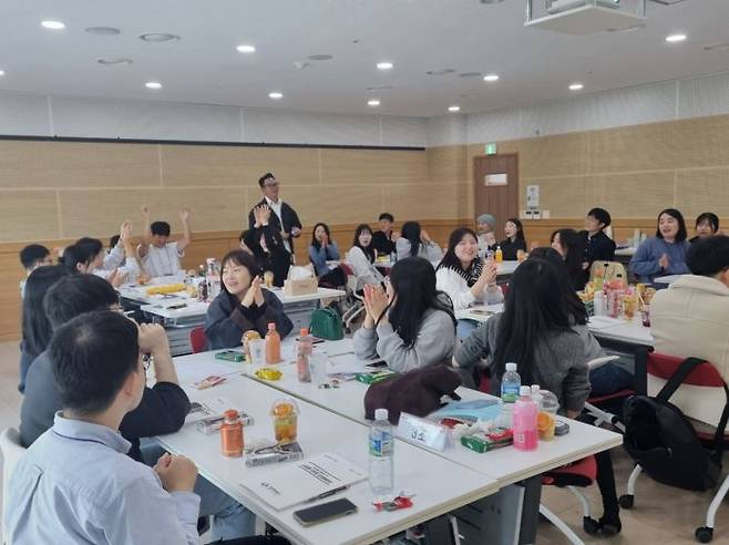 신규공무원들이 교육을 받고 있다.