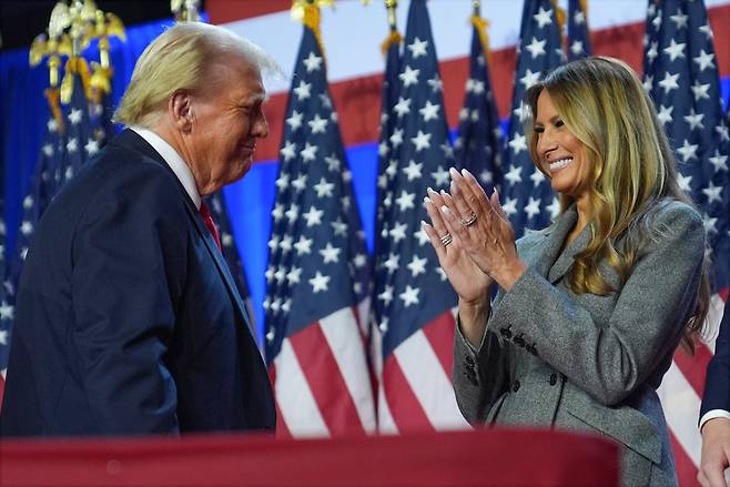 <YONHAP PHOTO-7829> Republican presidential nominee former President Donald Trump smiles at former first lady Melania Trump at an election night watch party at the Palm Beach Convention Center, Wednesday, Nov. 6, 2024, in West Palm Beach, Fla. (AP Photo/Evan Vucci)/2024-11-06 16:49:14/<저작권자 ⓒ 1980-2024 ㈜연합뉴스. 무단 전재 재배포 금지, AI 학습 및 활용 금지>