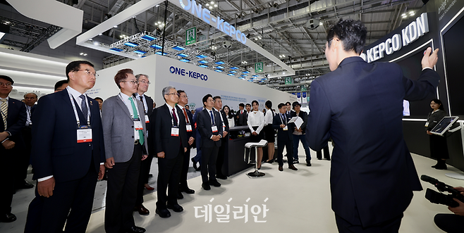 한전KDN 홍보장을 찾은 BIXPO 외빈들에게 솔루션을 소개하고 있다.ⓒ한전KDN