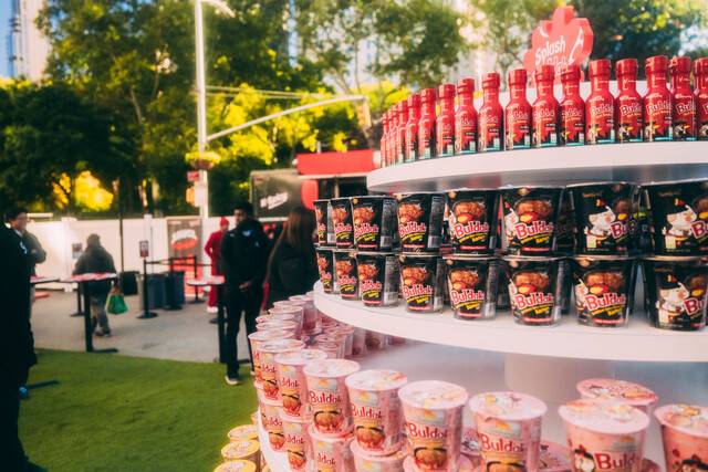 지난달 뉴욕 중심가 플랫아이언 플라자에서 글로벌 통합 마케팅 ‘스플래시 불닭(Splash Buldak)’의 일환으로 진행된 ‘소스 익스체인지’ 캠페인. 사용 중인 소스 제품을 가져오면 불닭 새 제품으로 교환해 주는 이벤트다. 삼양라운드스퀘어 제공