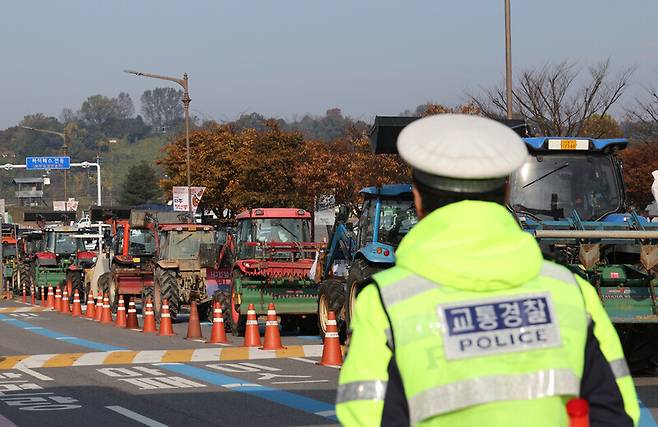 지난달 31일 오전 경기도 파주시 임진각 국립 6·25전쟁납북자기념관 앞에서 민통선 주민들이 트랙터를 몰고 와 납북자가족모임과 자유북한운동연합의 대북 전단 살포 시도를 막고 있다. 신소영 기자 viator@hani.co.kr